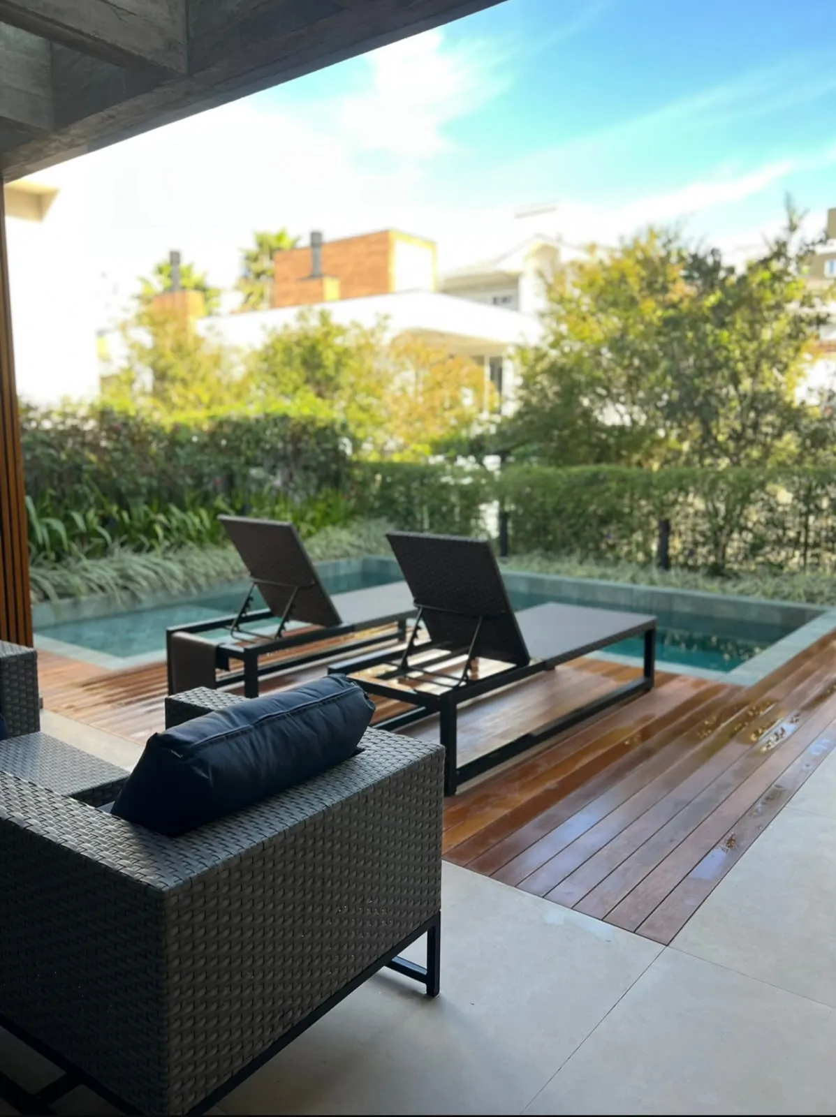 Área externa com piscina, deck e espaço de estar da casa no Parque da Pedra
