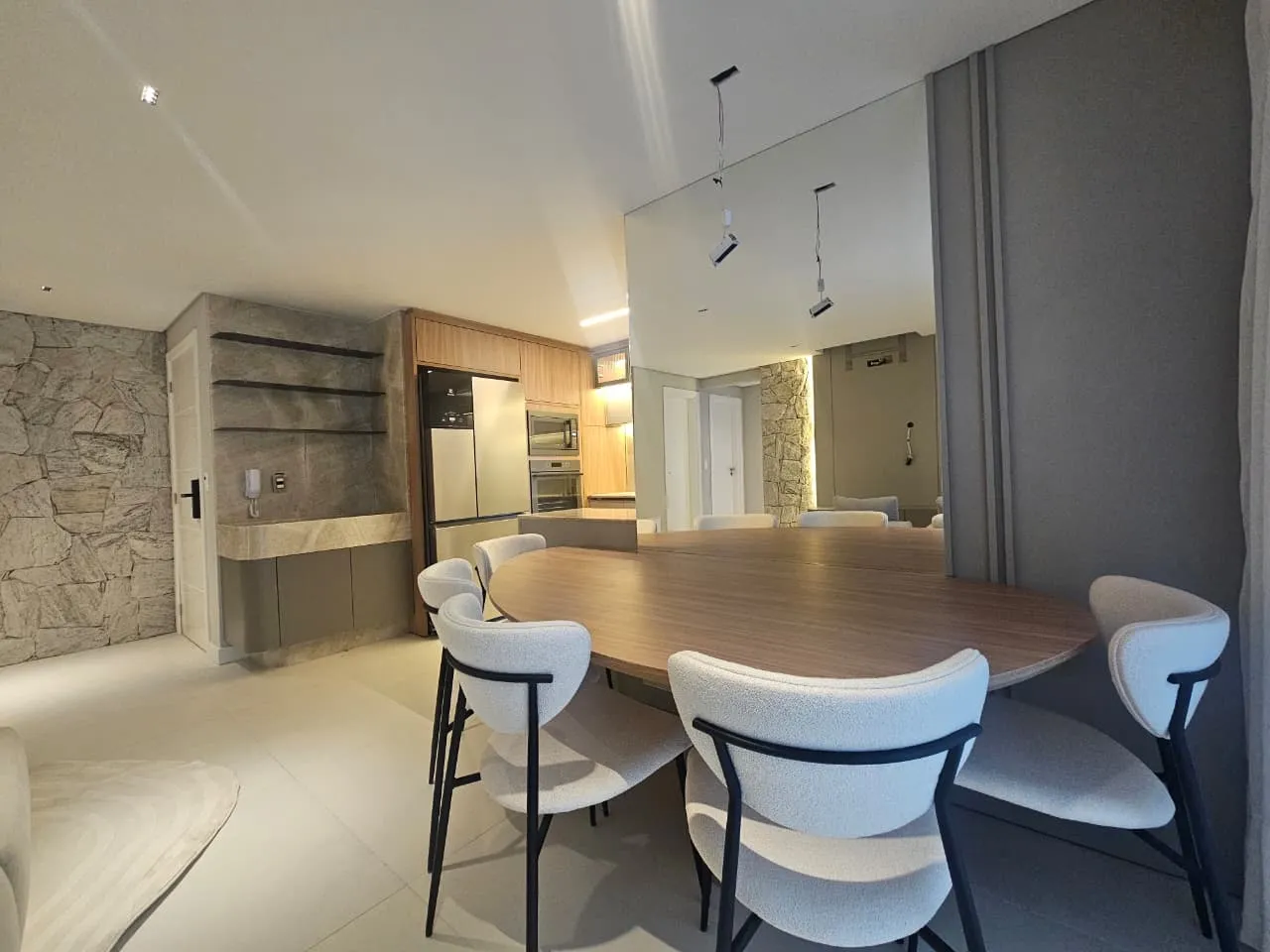 Sala de jantar com mesa redonda e adega integrada