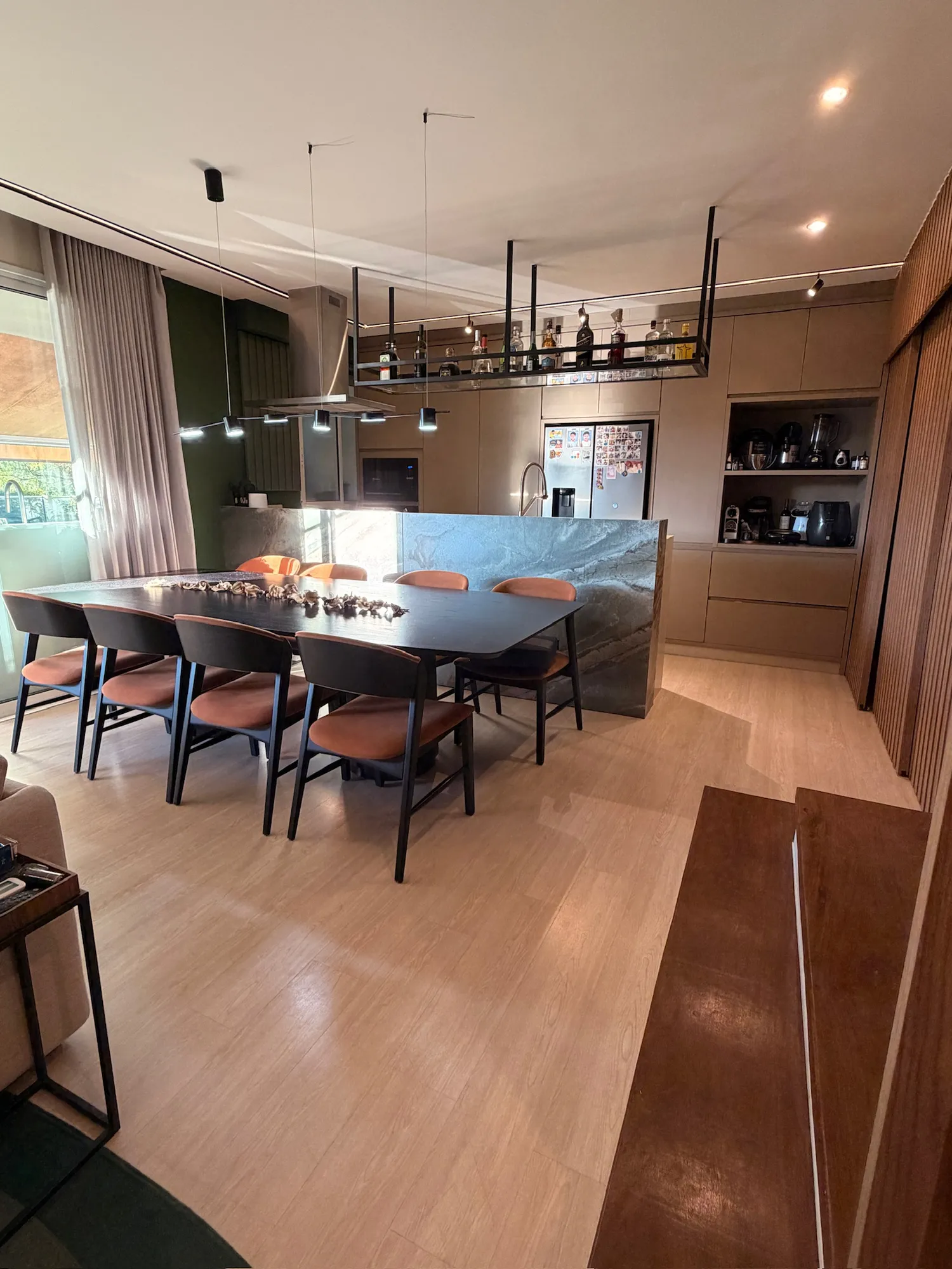 Sala de jantar integrada com adega e bar